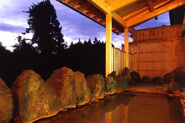 An Open-Air Bath Facing the Sea of Trees