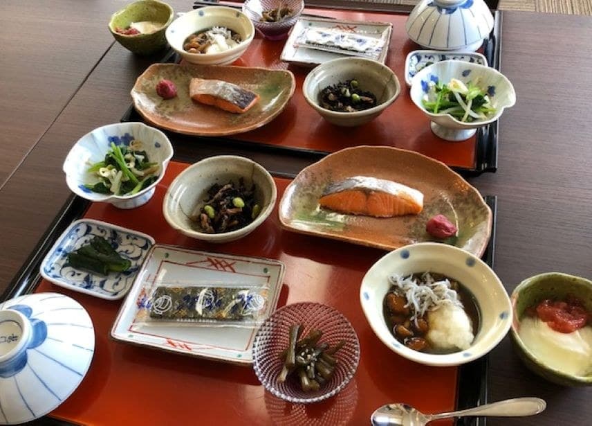 직접 캔 산채와 향토요리