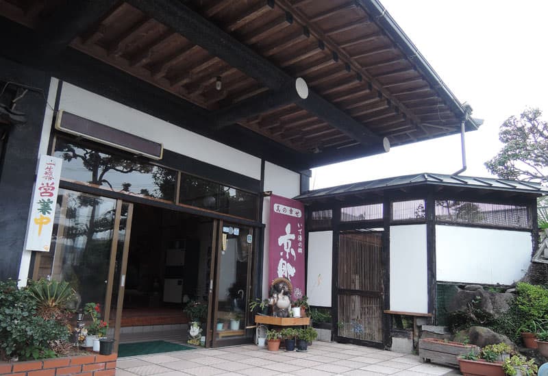 Western-Style Rooms with Beds