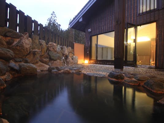Open-Air Baths Through the Seasons