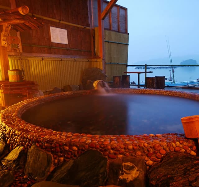 An Outdoor Seawater Onsen, Filled with the Sea