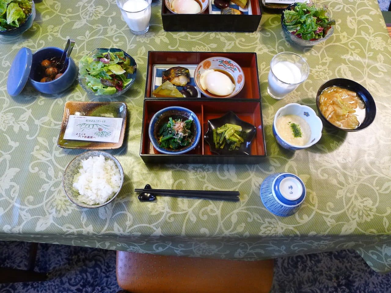 레트로 모던 식당의 아침