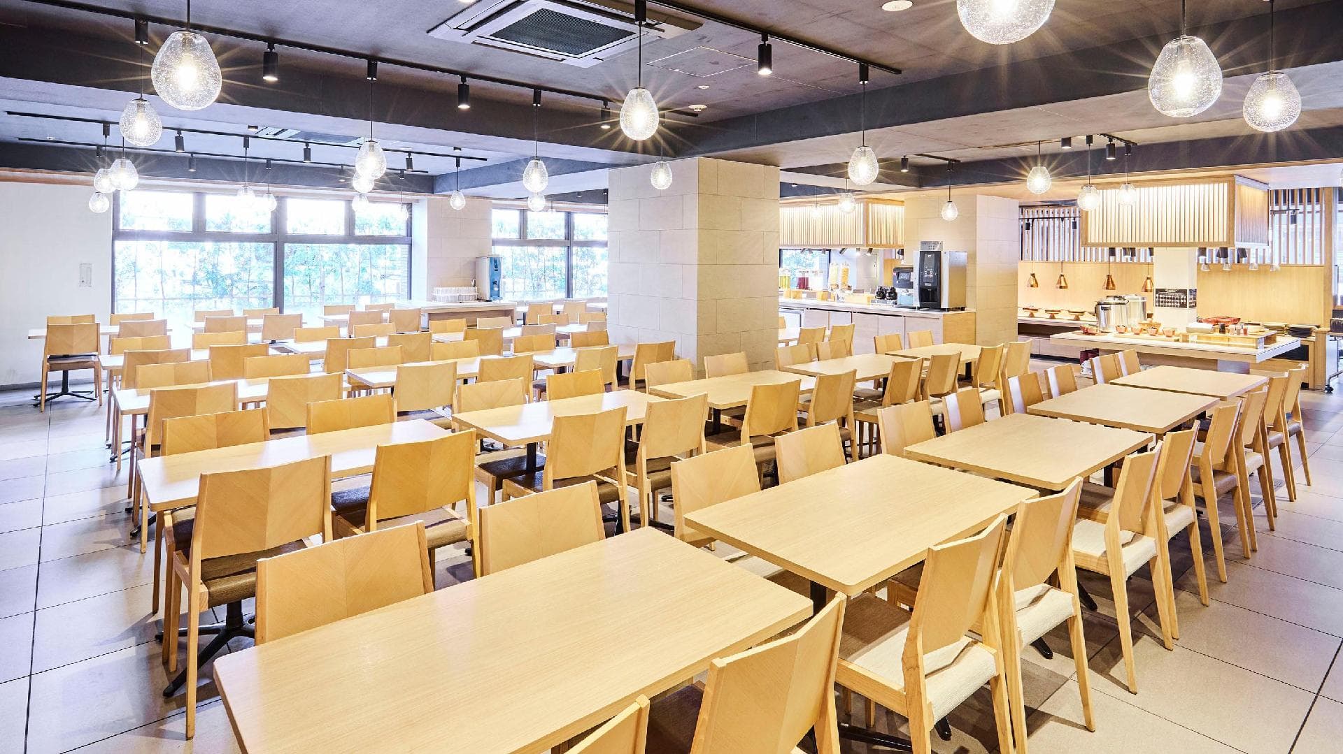 Breakfast venue | Enjoy a moment of Kyoto morning in an open space bathed in morning light.