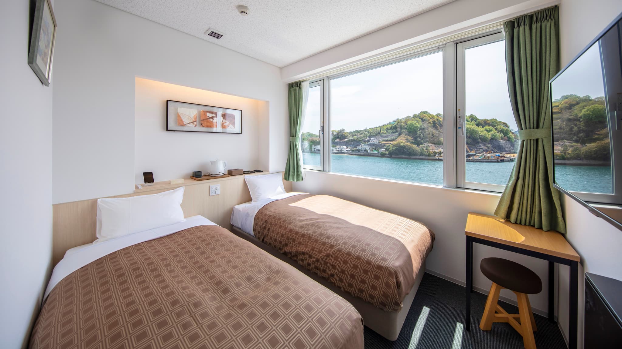 Onomichi Channel spreads over a large window ♪