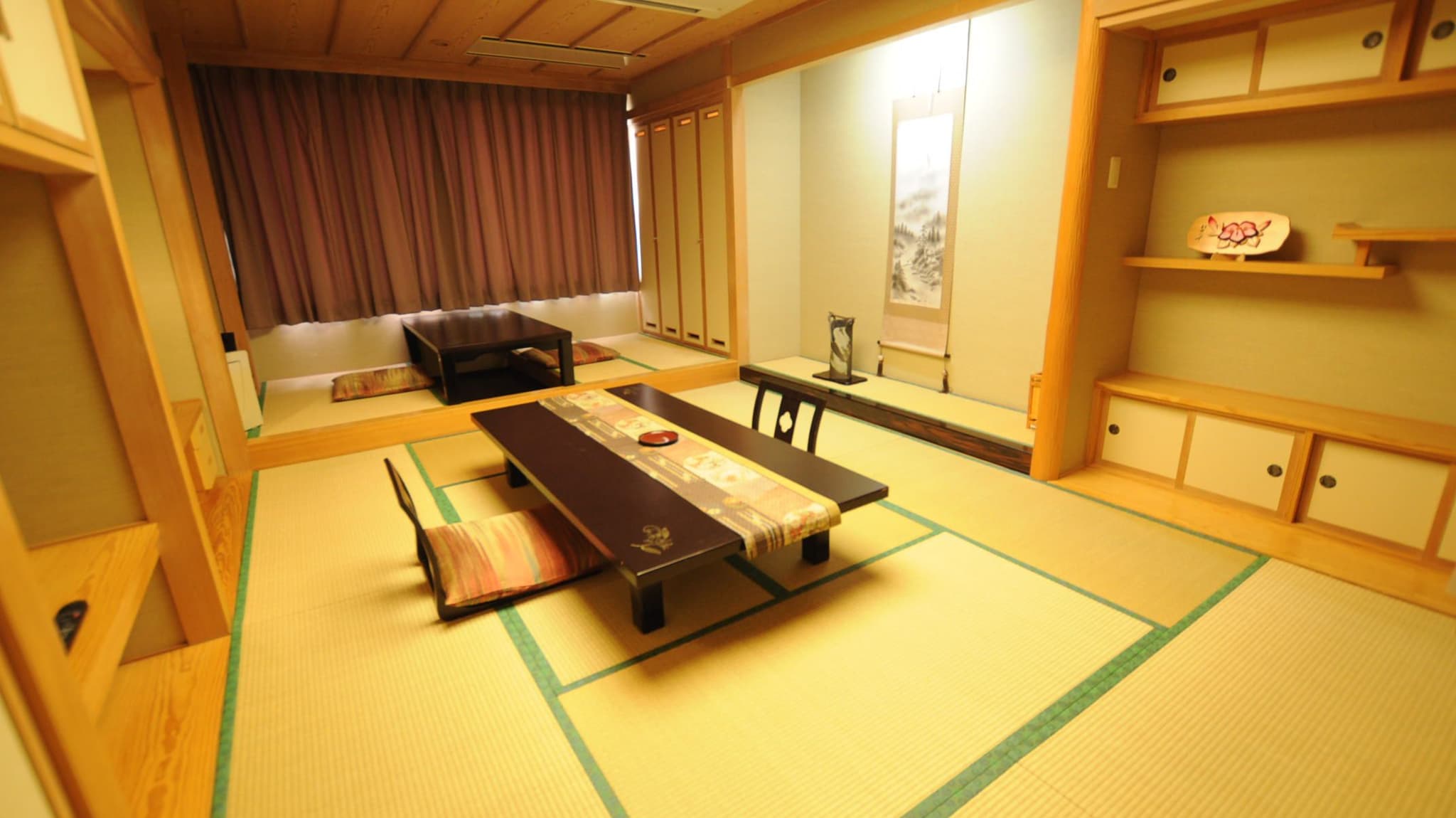 [West Wing] Japanese-style room with 10 tatami mats and sunken kotatsu