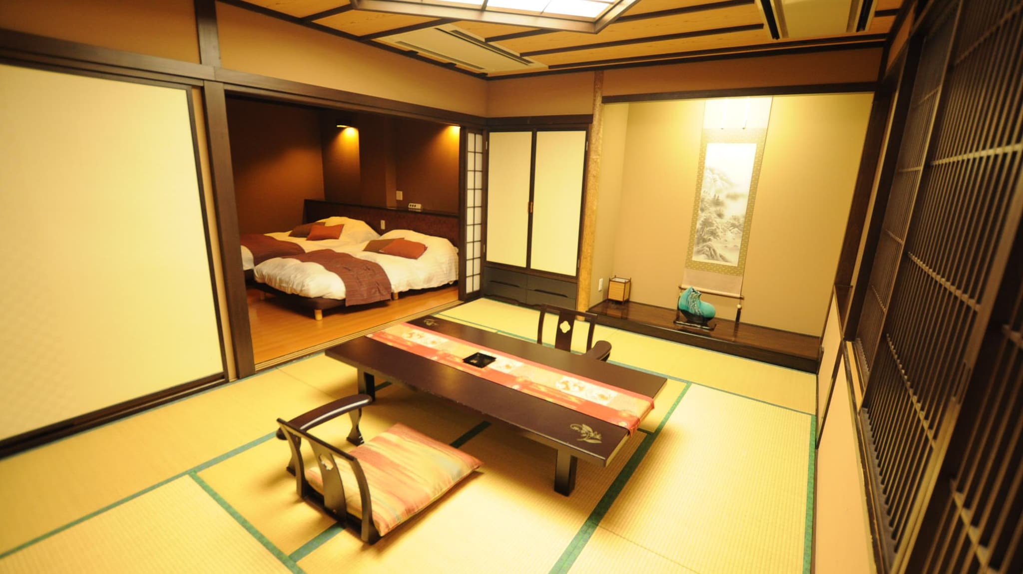 West Wing [New Wing] Japanese-Western Room [Japanese-style room (10-16 tatami mats) + Western-style twin bedroom]