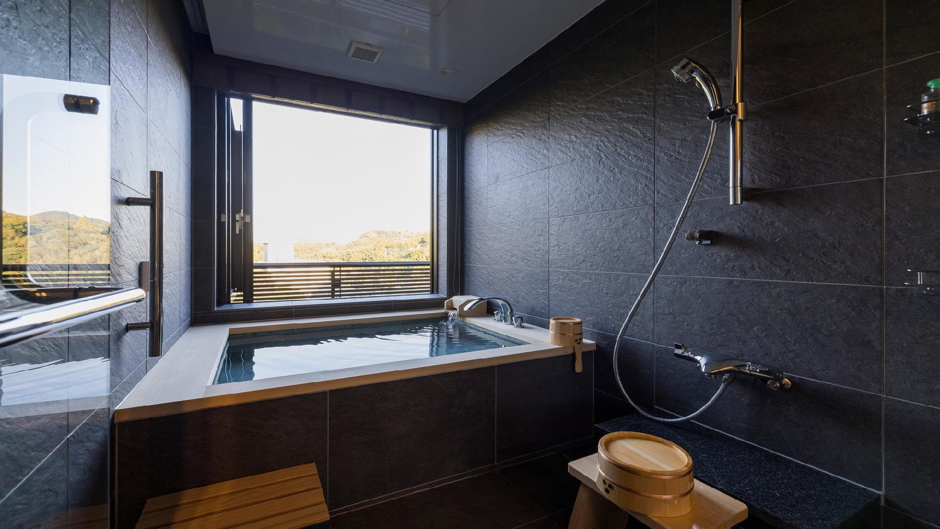 East Building 120㎡ Semi-open-air bath