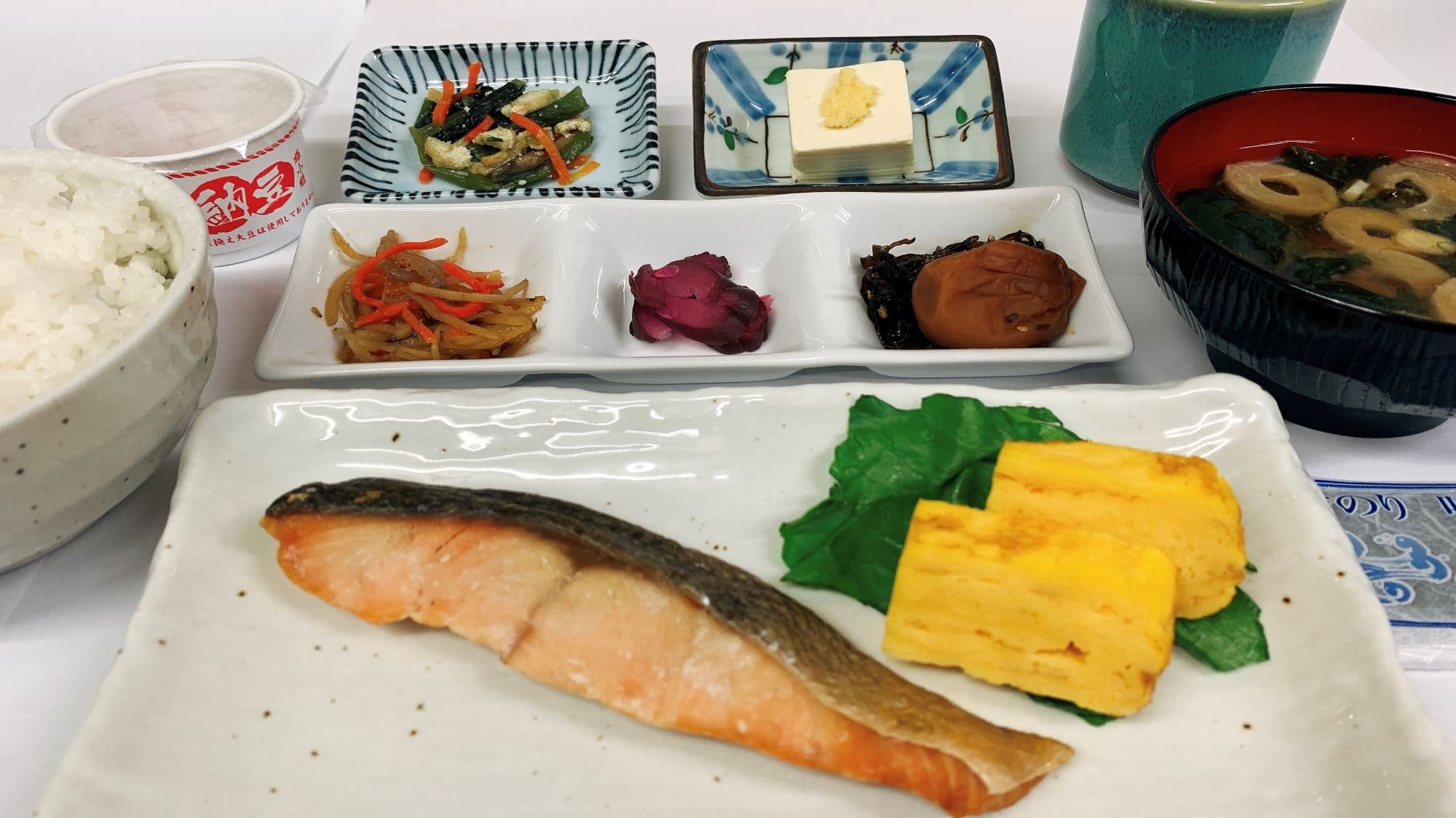 Japanese set (Boneless salmon, large dried plums from Kishu, small bowls, etc. are changed as appropriate. A wide variety!)