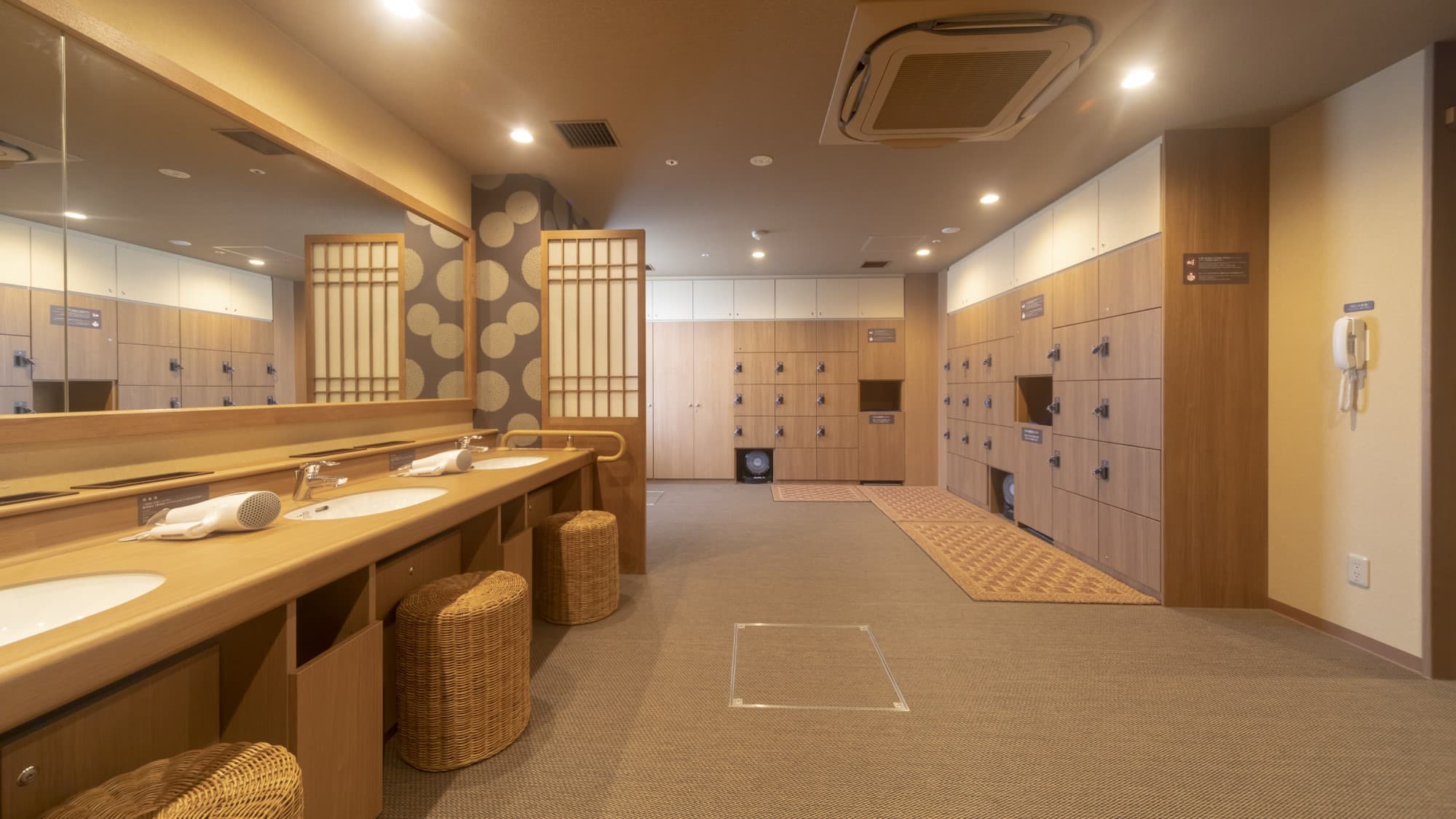 [Men] Large communal bath dressing room