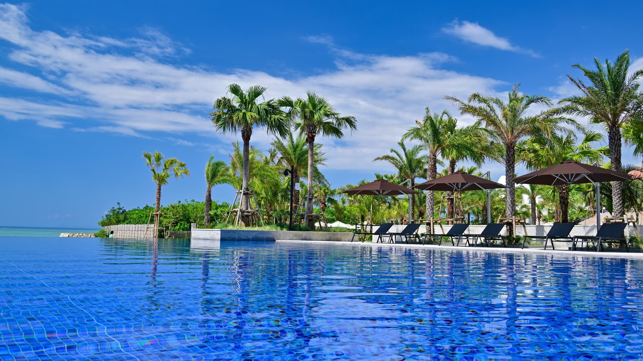 Center pool for suite room accommodation benefits.