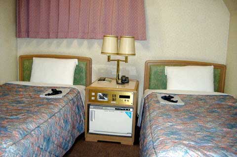 Guest room twin