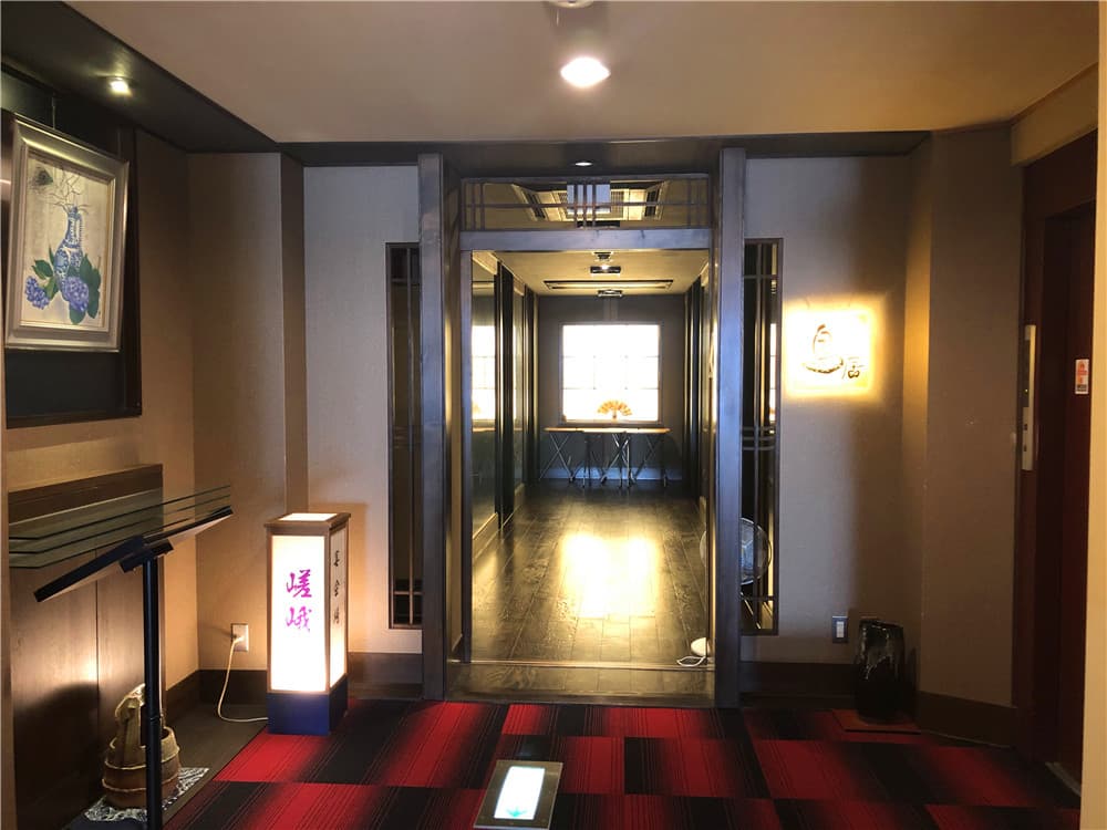 Banquet hall (private room) entrance