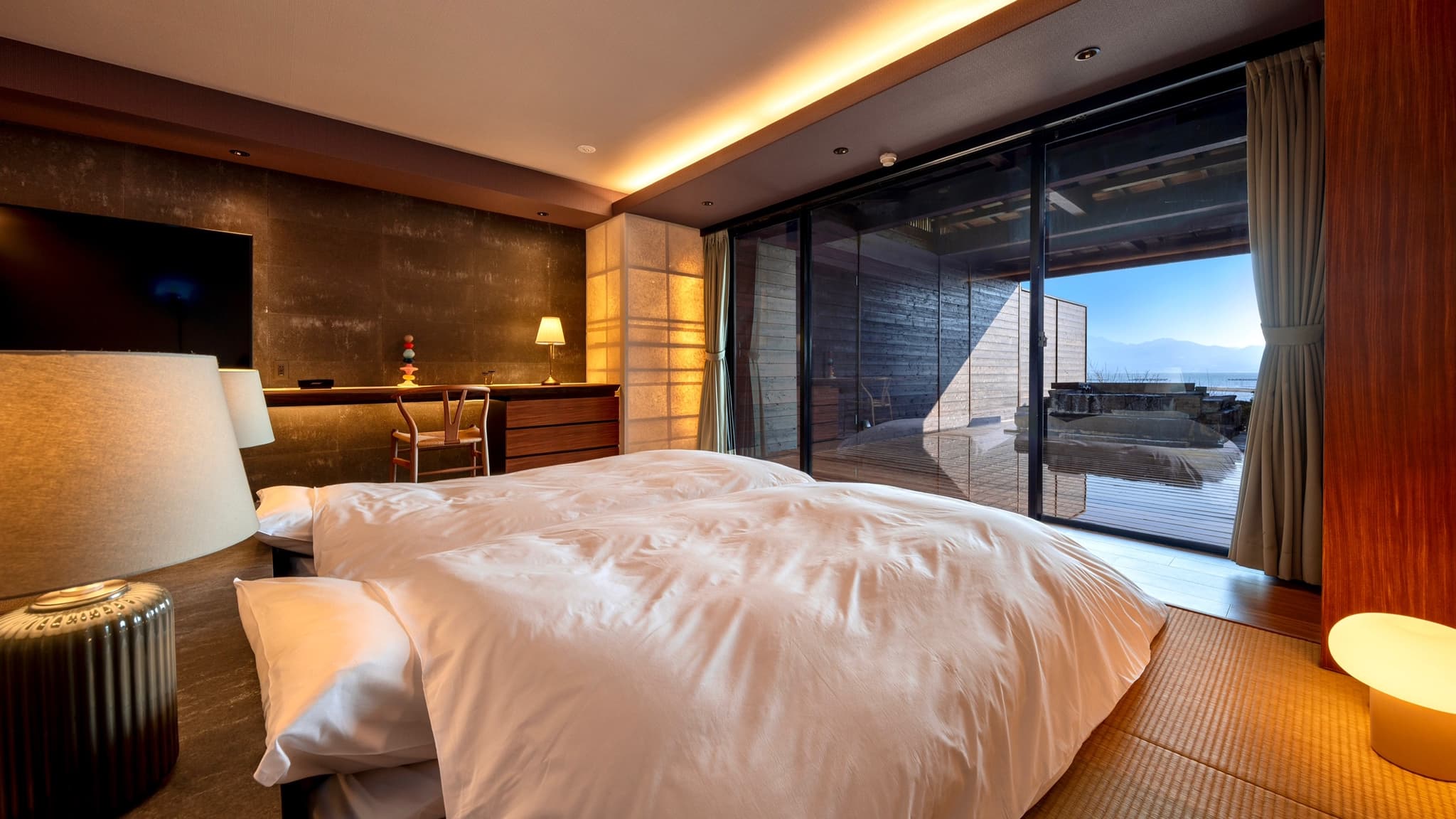 <Junior Suite> Overlooking the Ariake Sea from the private open-air bath / Japanese and Western rooms 16 tatami mats