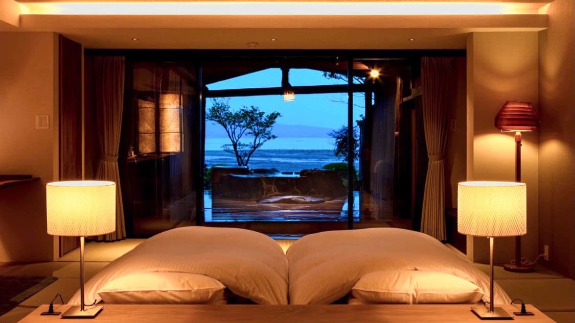 <Junior Suite> Overlooking the Ariake Sea from the open-air bath / Japanese and Western rooms 16 tatami mats