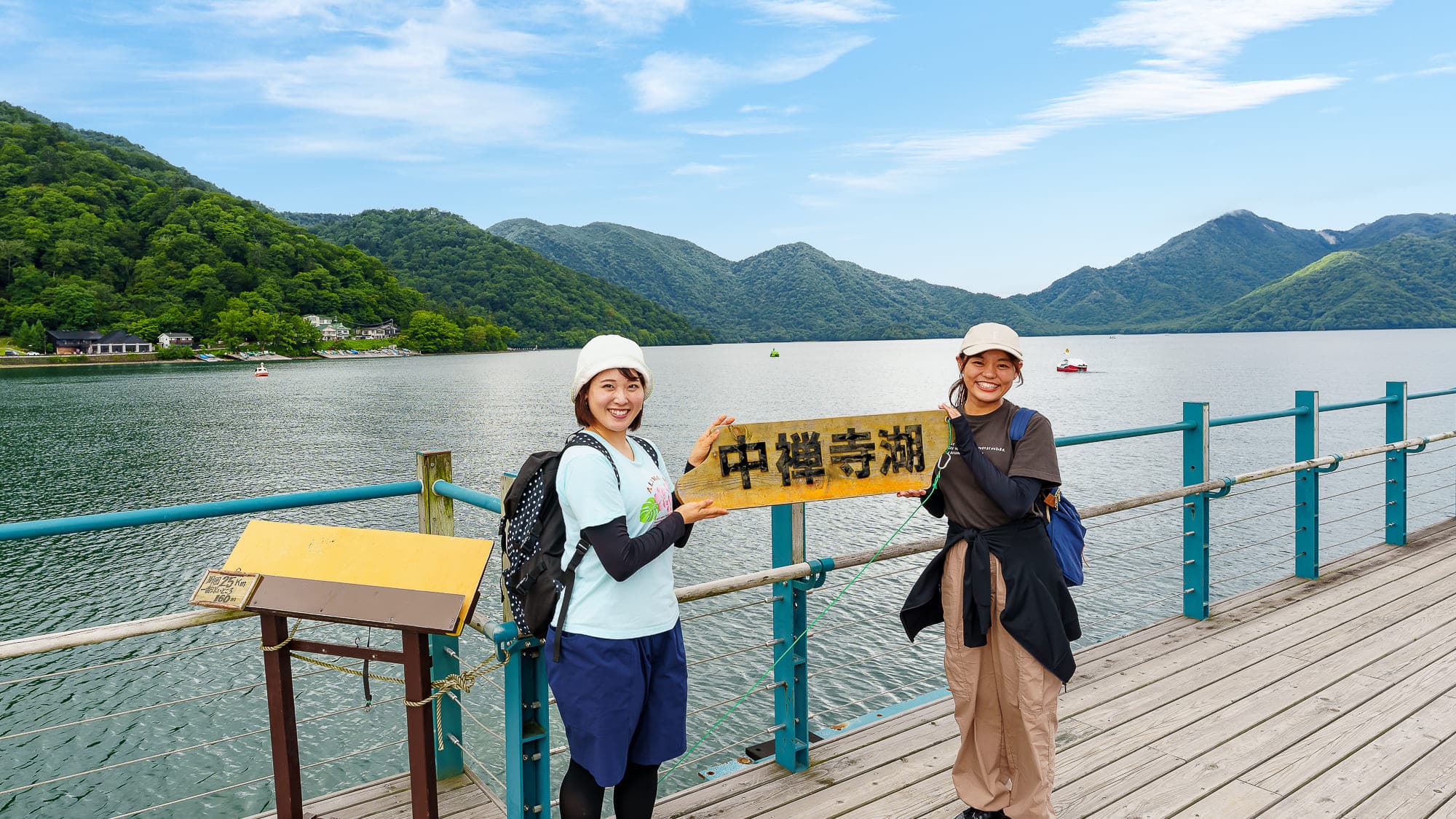 Commemorative photo with Lake Chuzenji in the background!