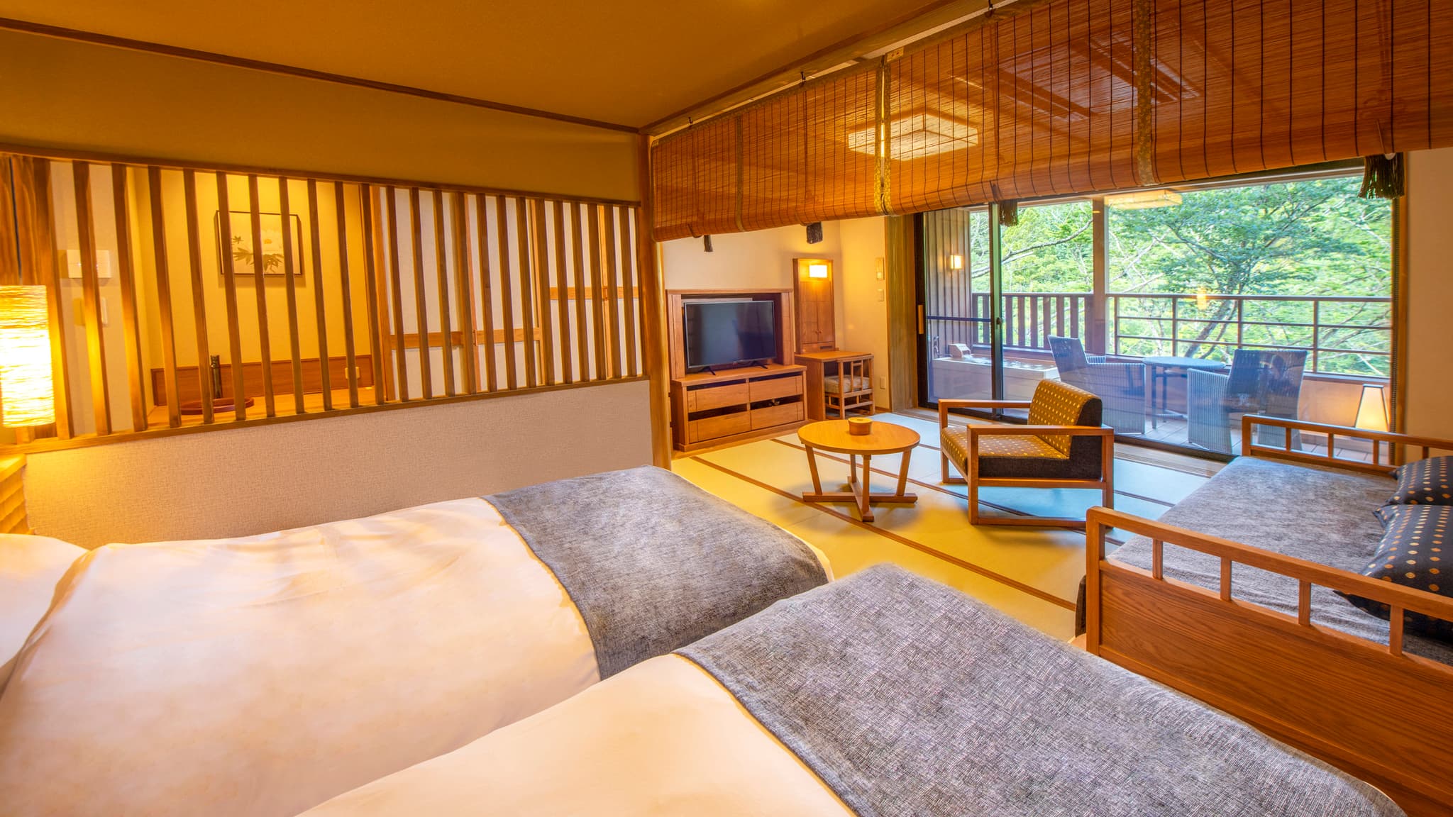 [Family twin] A maximum of 4 people can be accommodated with a day bed and Japanese futons.