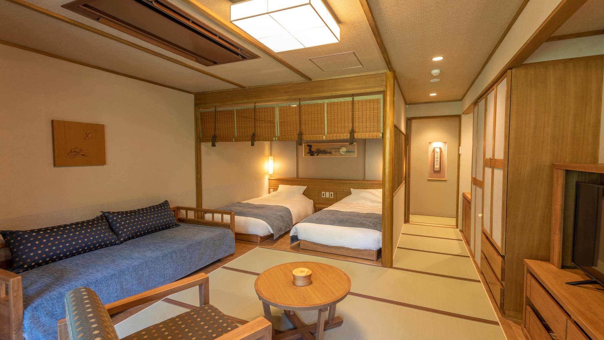 [Deluxe twin]: Up to 3 people can be accommodated with a daybed