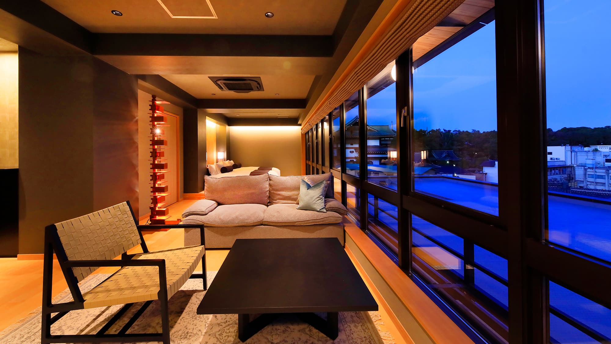 [Deluxe Twin] Enjoy the picturesque view of Naritasan Omotesando from the windows that span the entire wall.