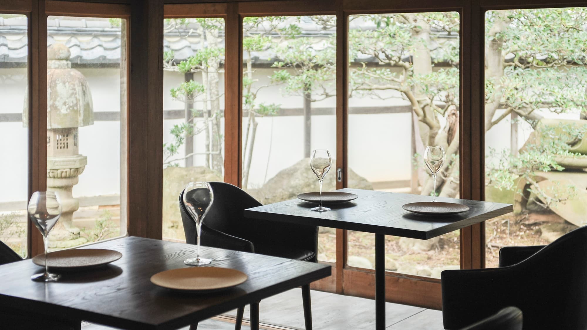 [Dining] Enjoy your meal while looking out at the scenery outside.