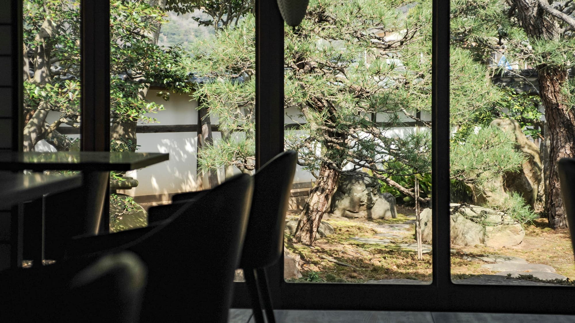 [Dining] Enjoy your meal while looking out at the scenery outside.