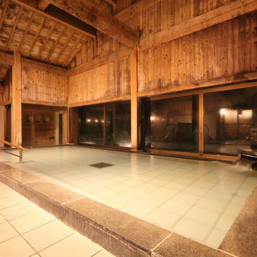 [Large communal bath] A large communal bath with a high ceiling and a spacious atmosphere