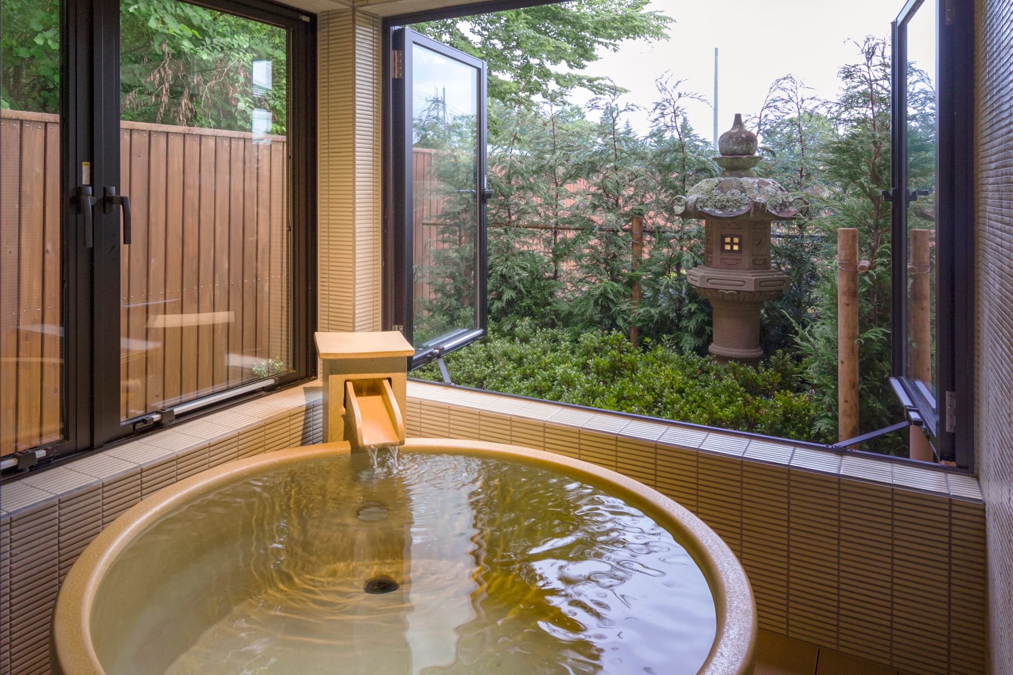 Snow Fuji: Private hot spring bath available 24 hours a day on the first floor