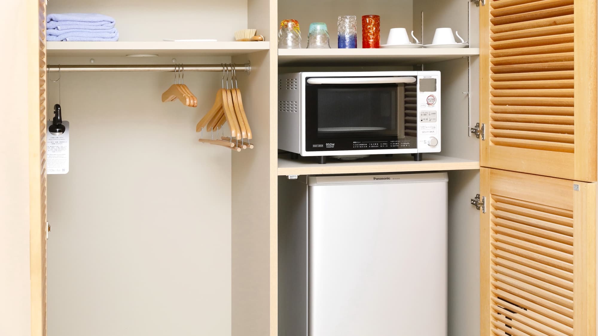 [Guest room amenities] Microwaves and refrigerators are also provided, making it comfortable for long stays.