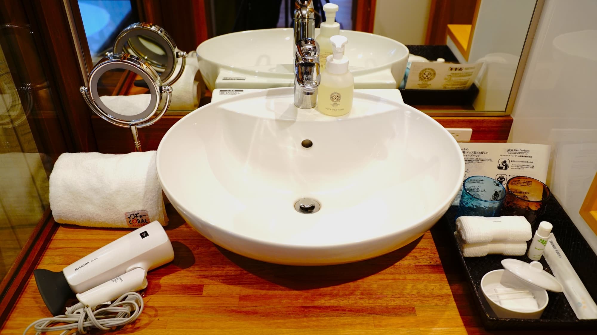 [Guest room example] Powder room. A stand mirror is also provided for putting on makeup!