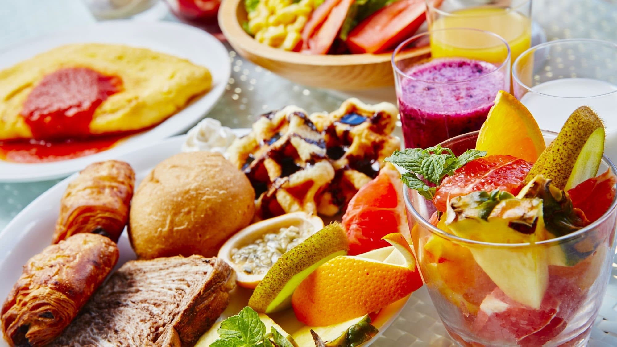 [Hotel restaurant/Coral Blue Breakfast] A buffet with a wide variety of dishes, from local island cuisine to Japanese and Western food.