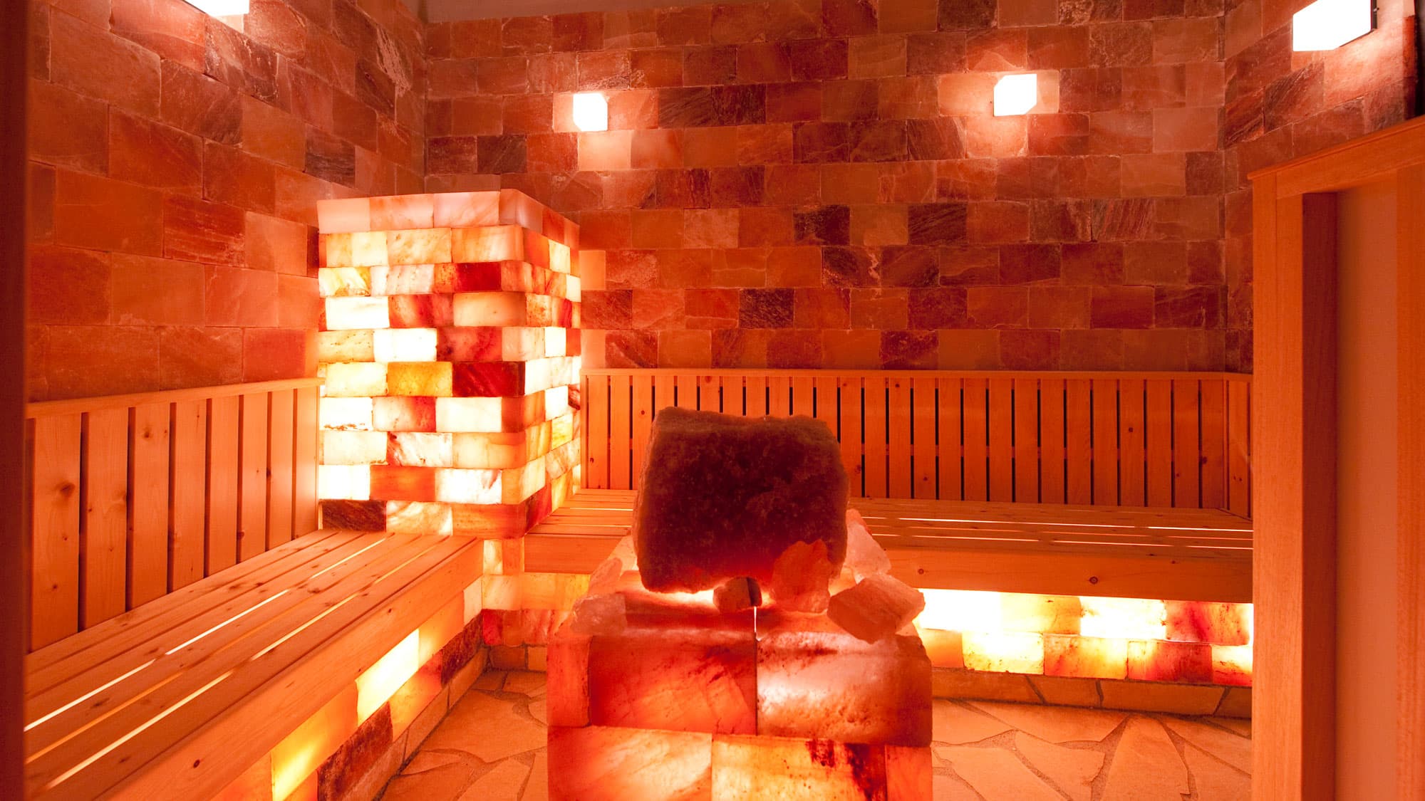 [Shigira Golden Hot Springs (within the resort)/Mongolian rock salt sauna] Separate saunas for men and women are also available.