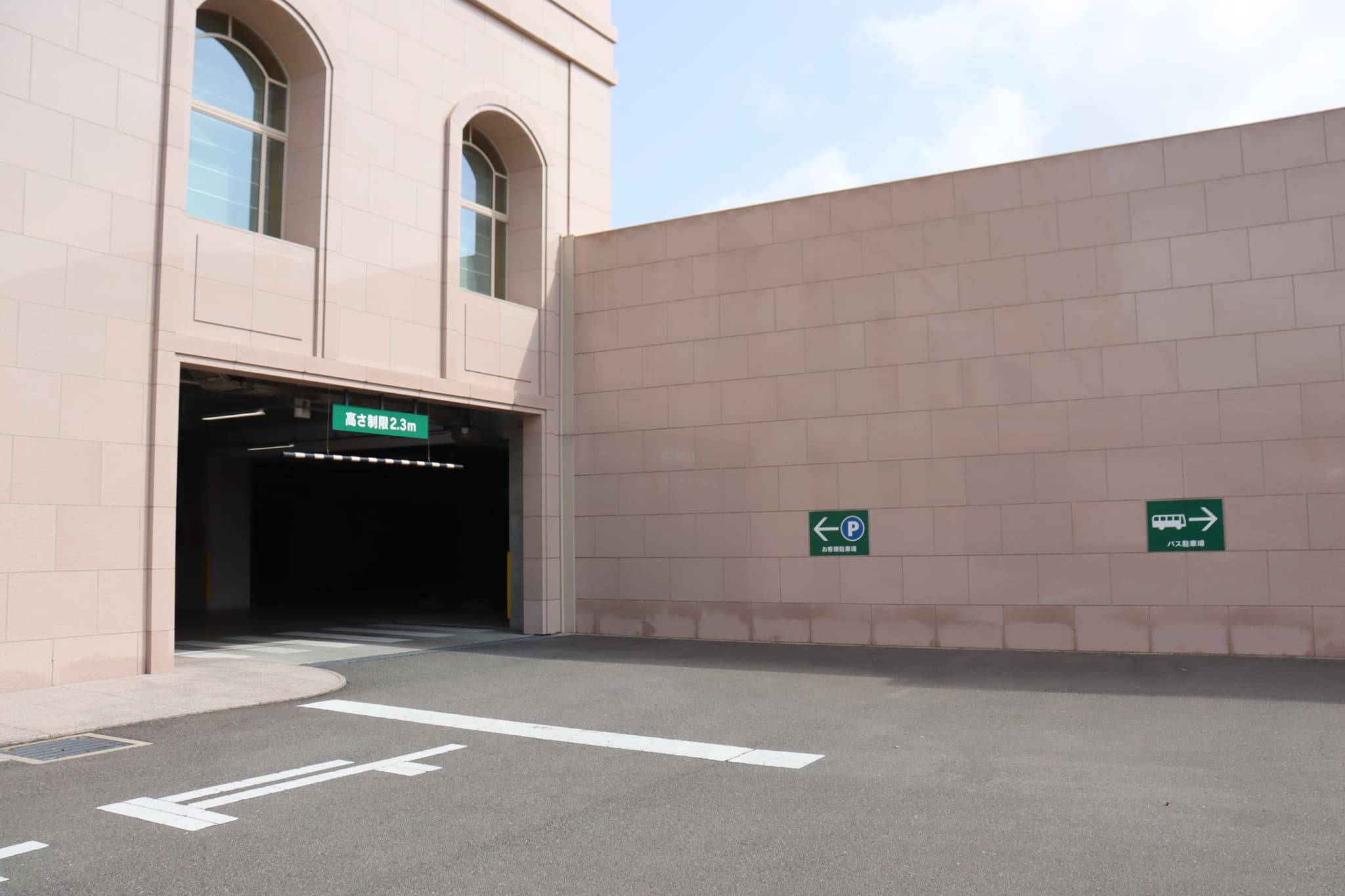 1F parking lot entrance
