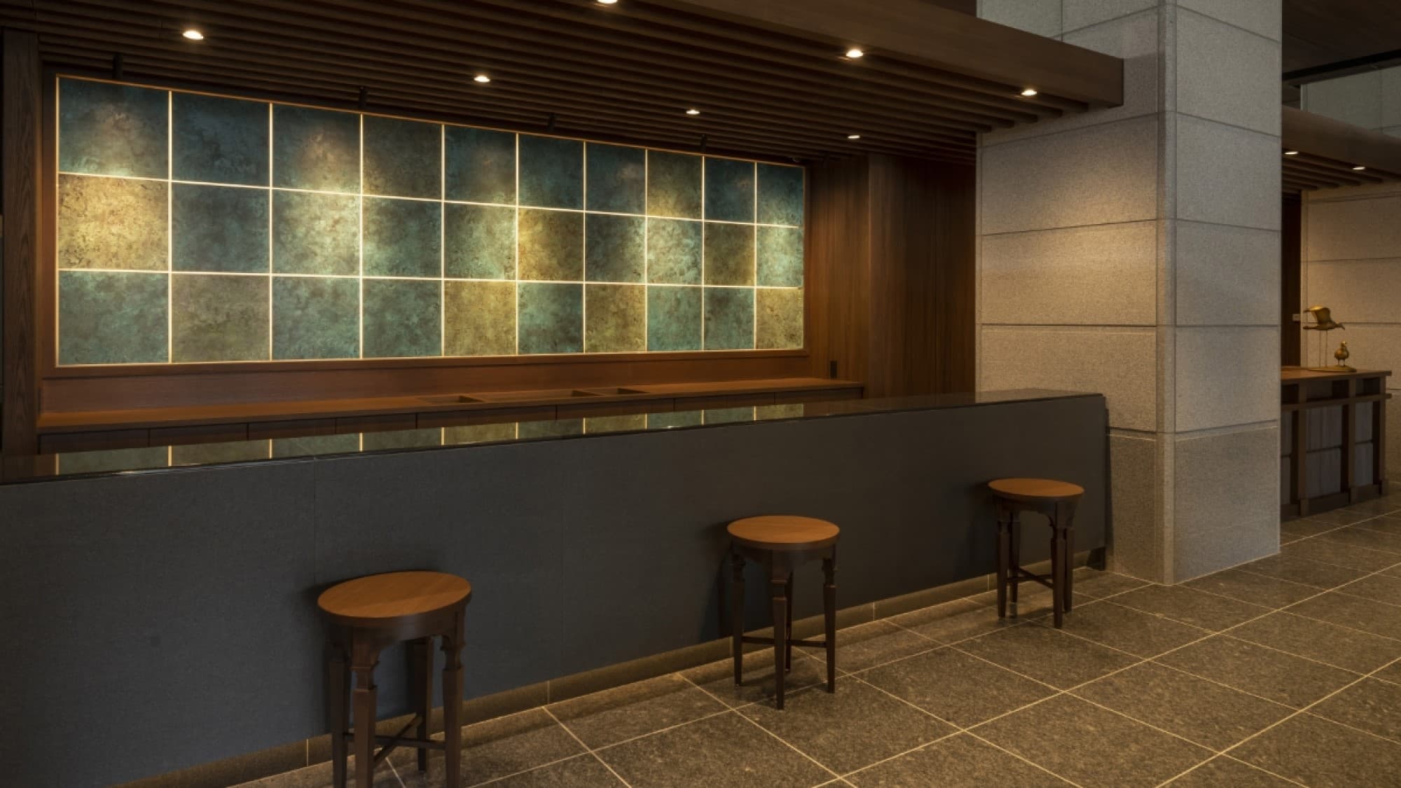 [1st floor/front desk] Our staff will greet you with a smile. Please feel free to ask us any questions.