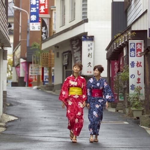 [Walking around Takayu Street, a hot spring town] For multipurpose purposes such as hot springs, footbaths, souvenirs, and meals