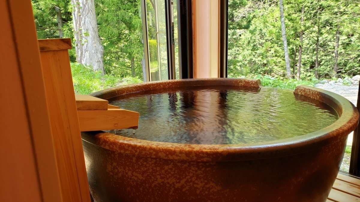 Relaxing Japanese-Western style room with semi-open-air bath