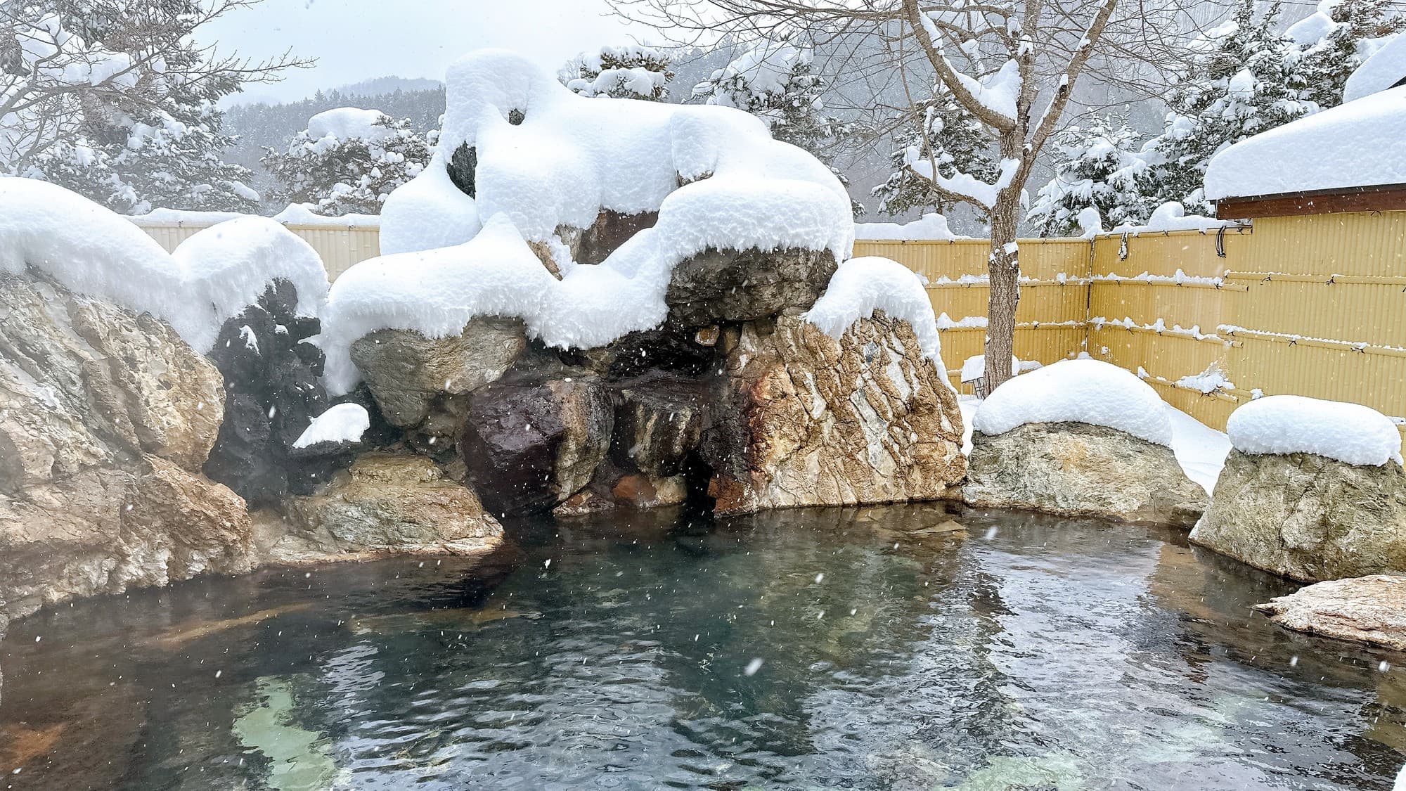 Large open-air bath (winter)