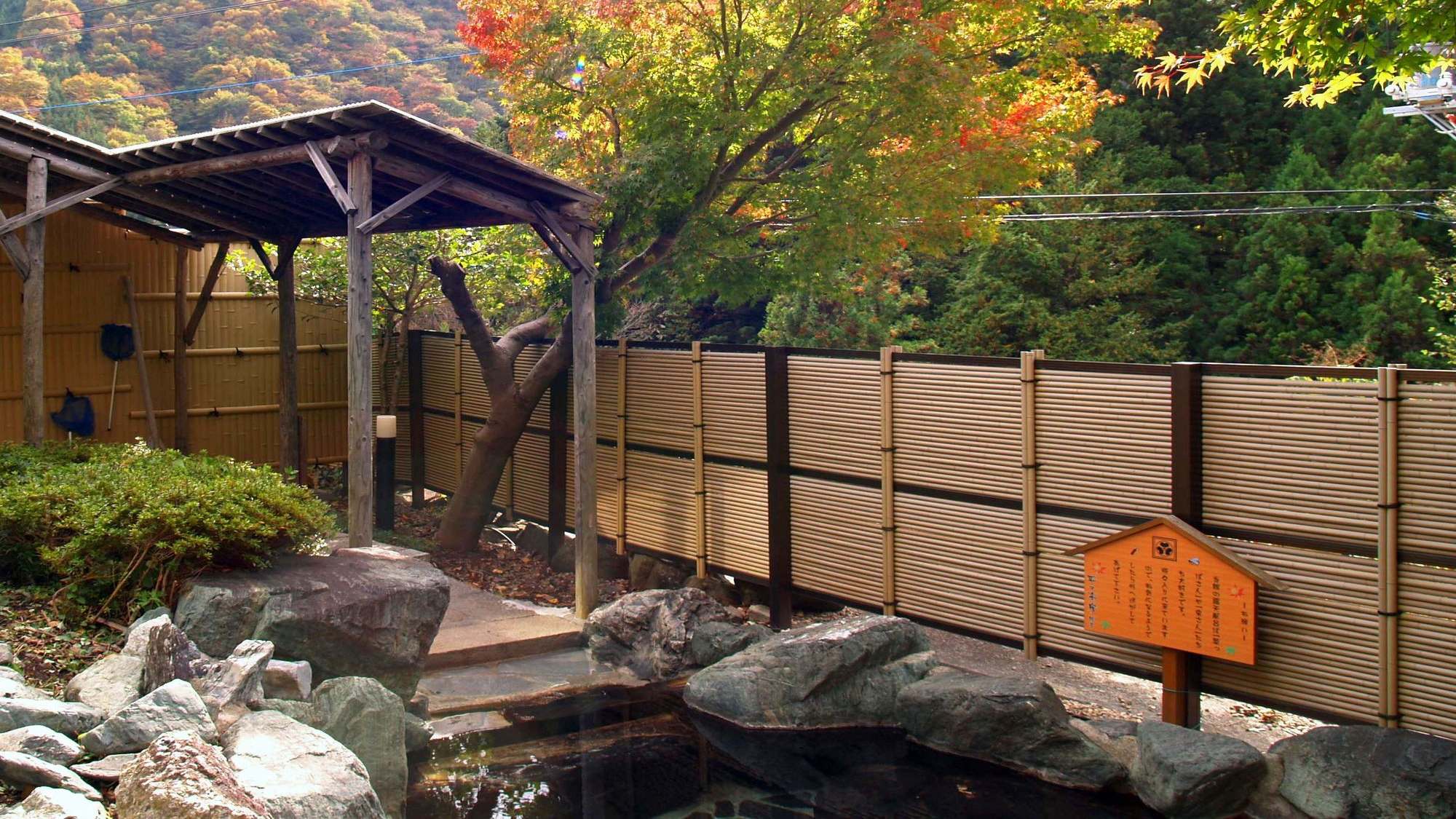 [Main building open-air bath] Oborozukiyo (Autumn)