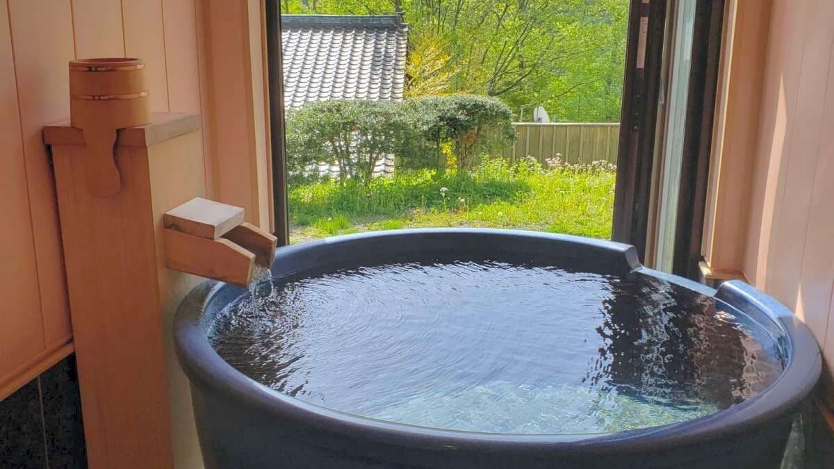 Japanese-Western room with semi-open-air bath