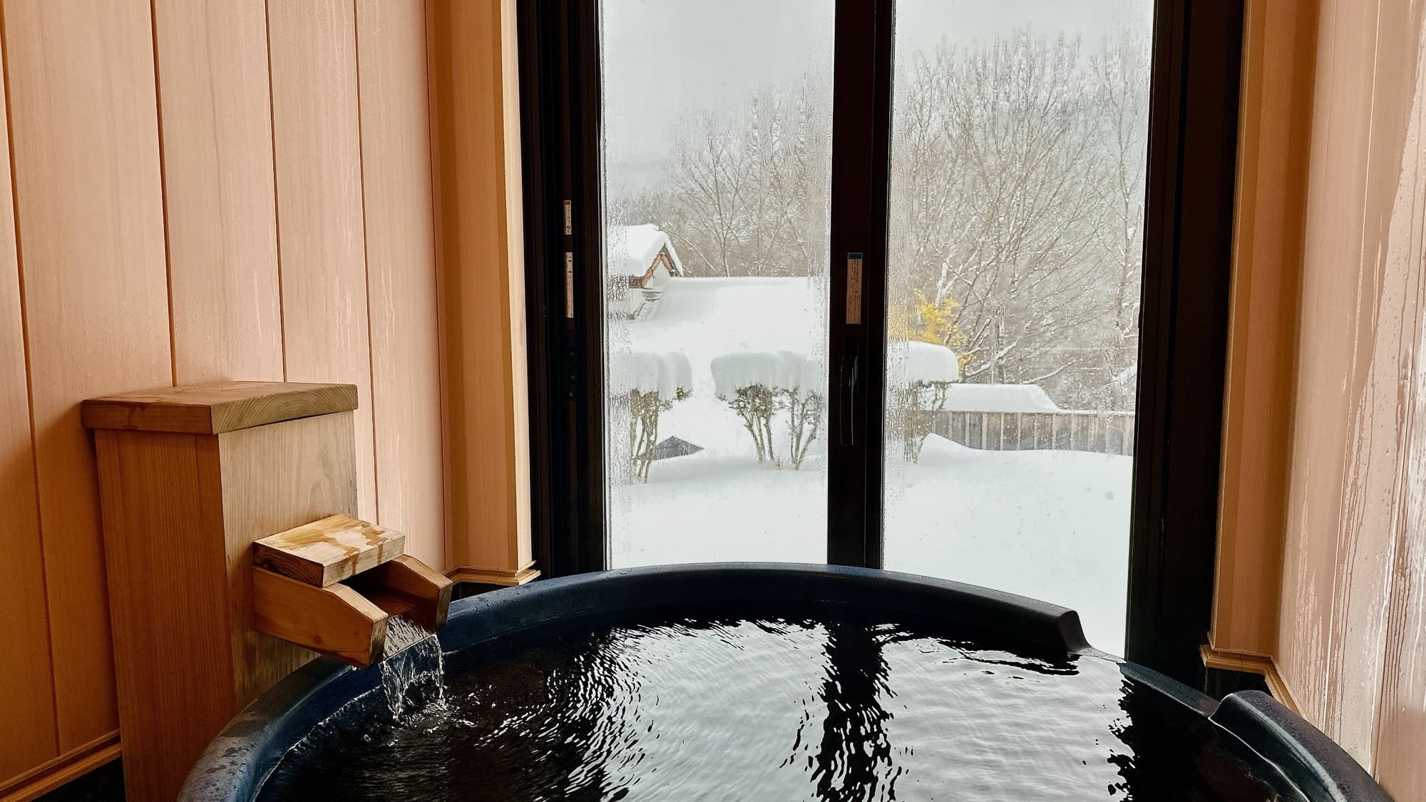 Japanese-Western room with semi-open-air bath