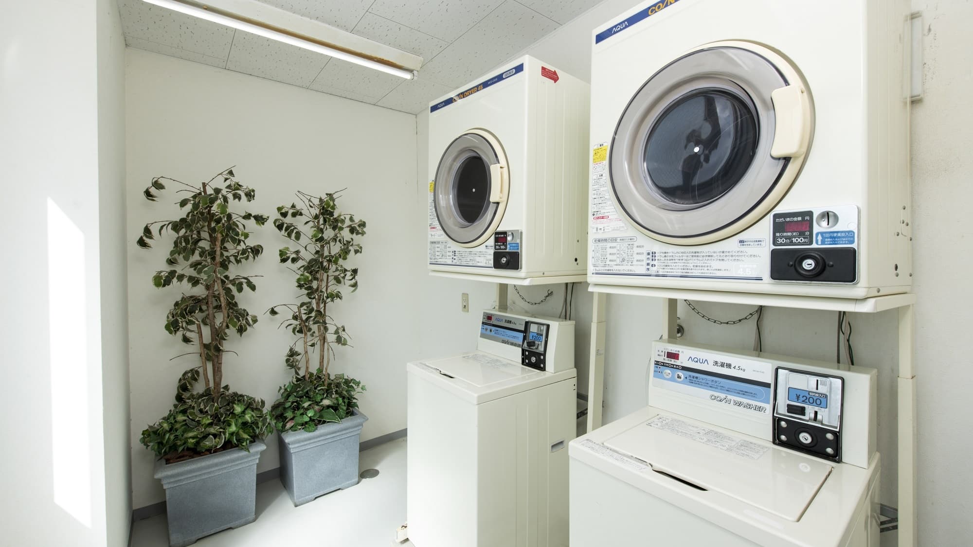 A coin laundry convenient for long-term stays!