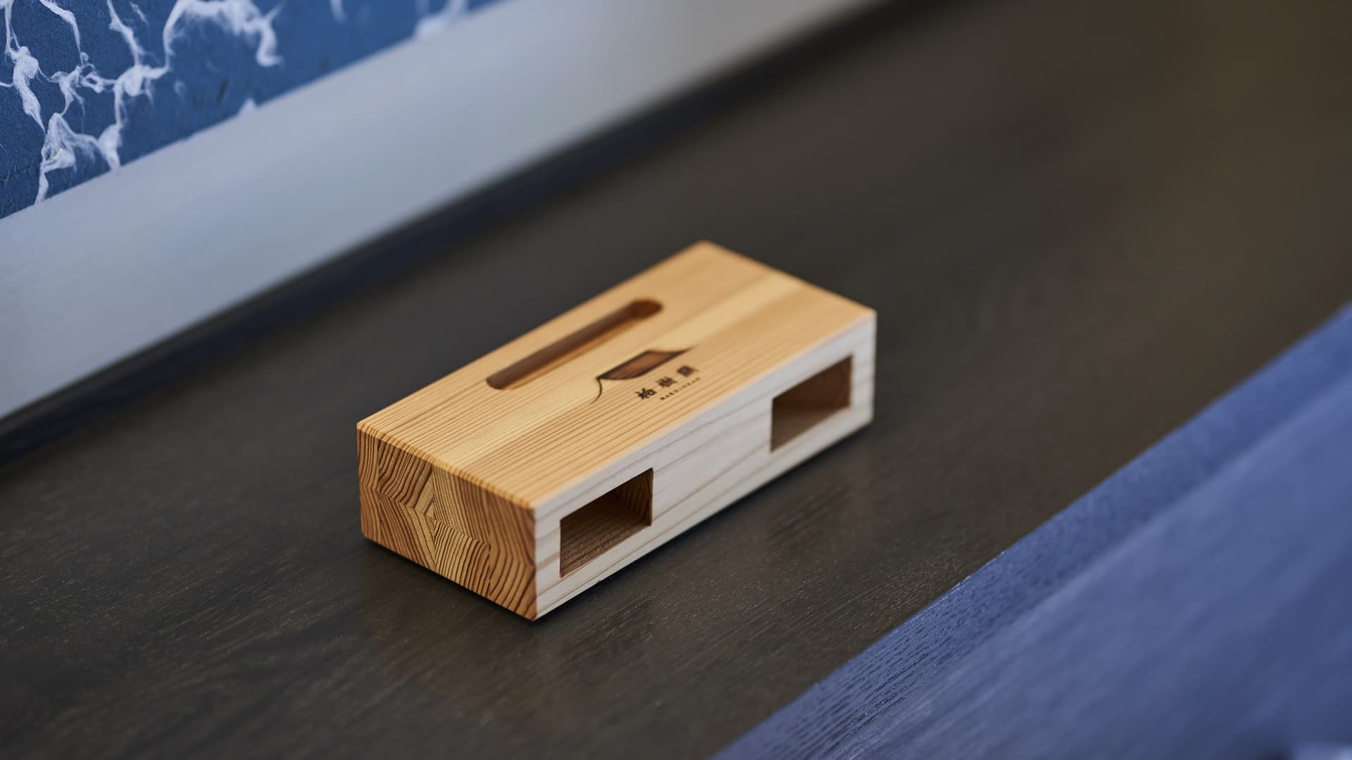 There is also a speaker for smartphones.