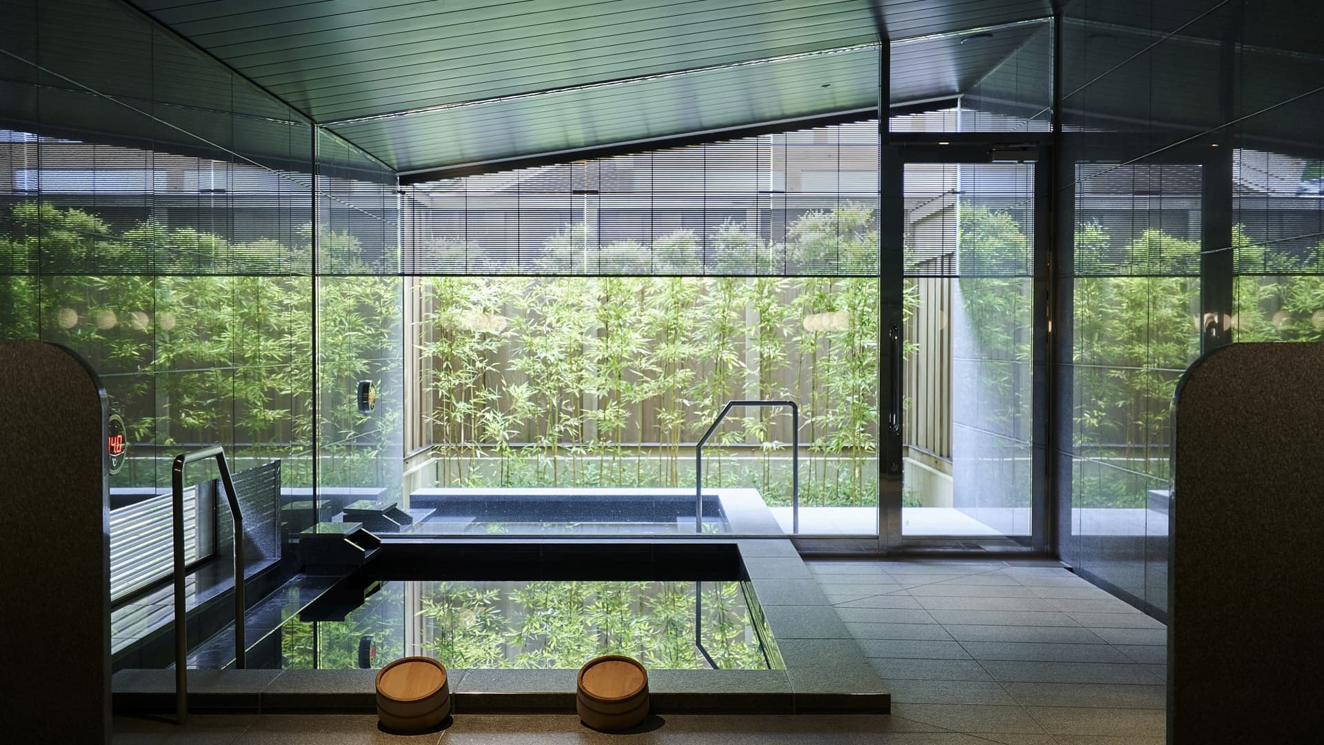 Large communal bath "Perfume sea"