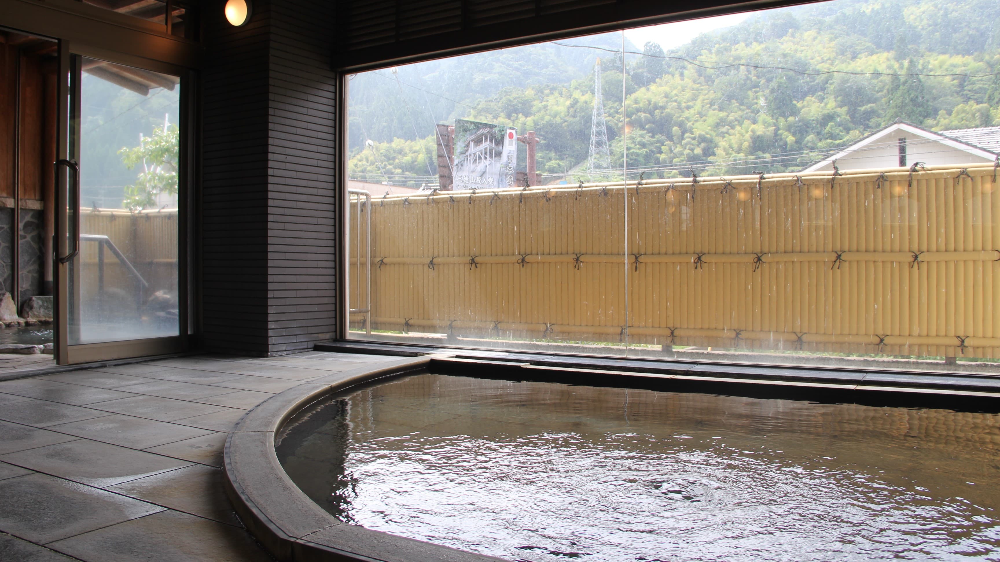 [Men's public bath] Soak in the radium hot spring slowly and heal your daily fatigue! It was