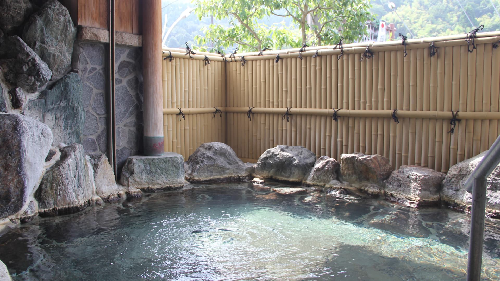 [Men's open-air bath] Relax in the hot spring while breathing in the outside air!