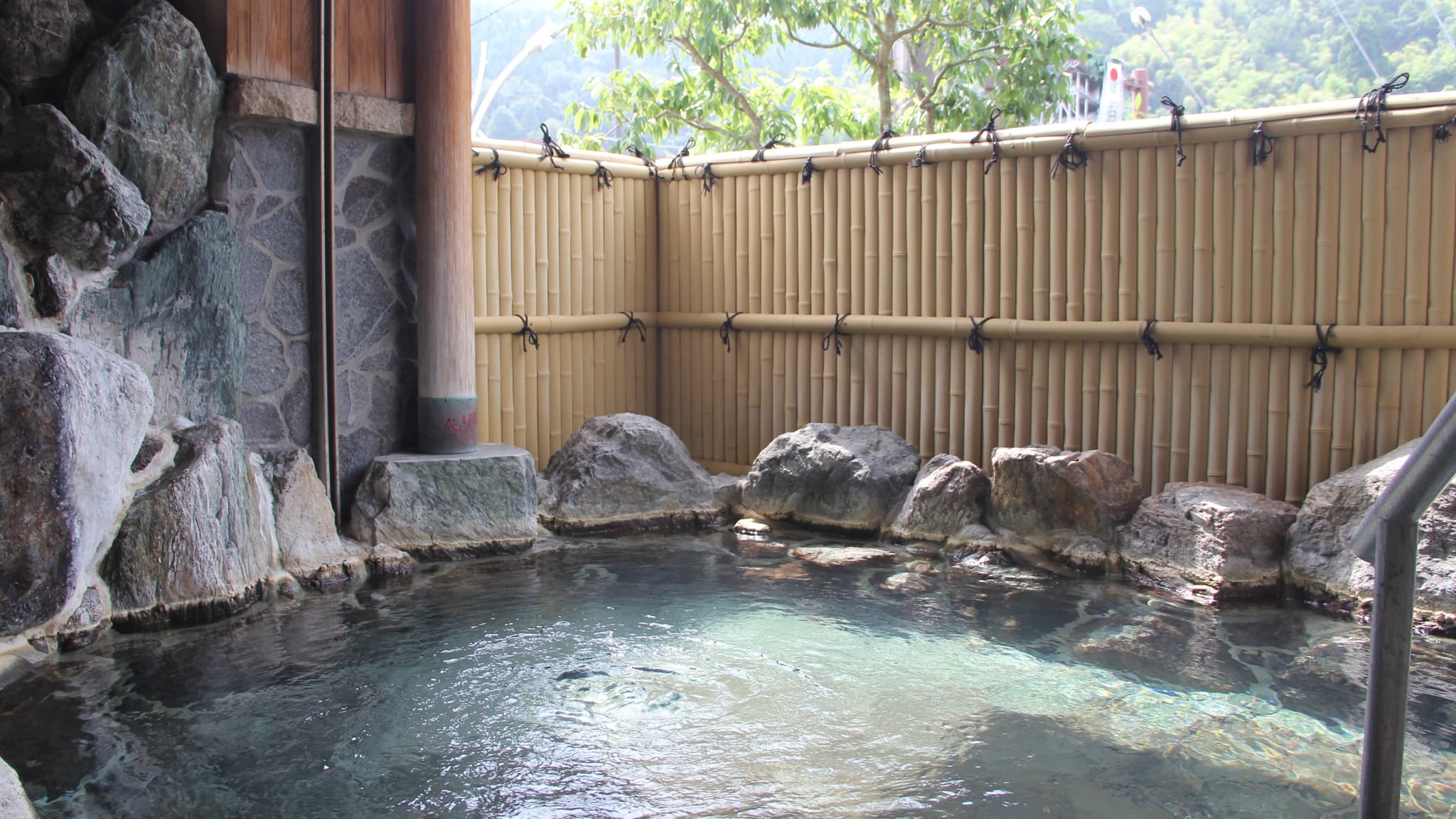 [Men's open-air bath] Relax in the hot spring while breathing in the outside air!