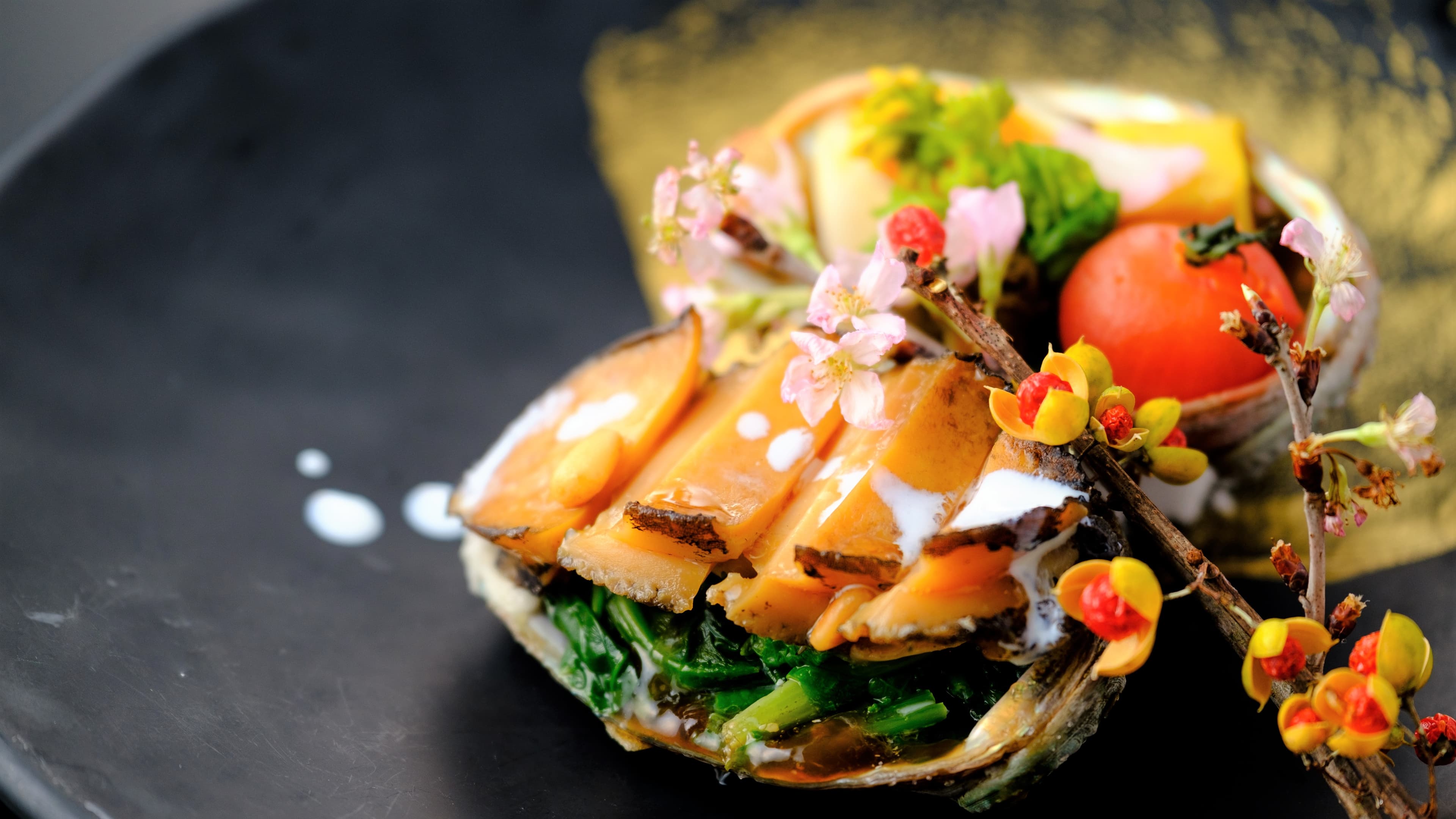[Abalone steak] Tender steamed abalone with original sauce!