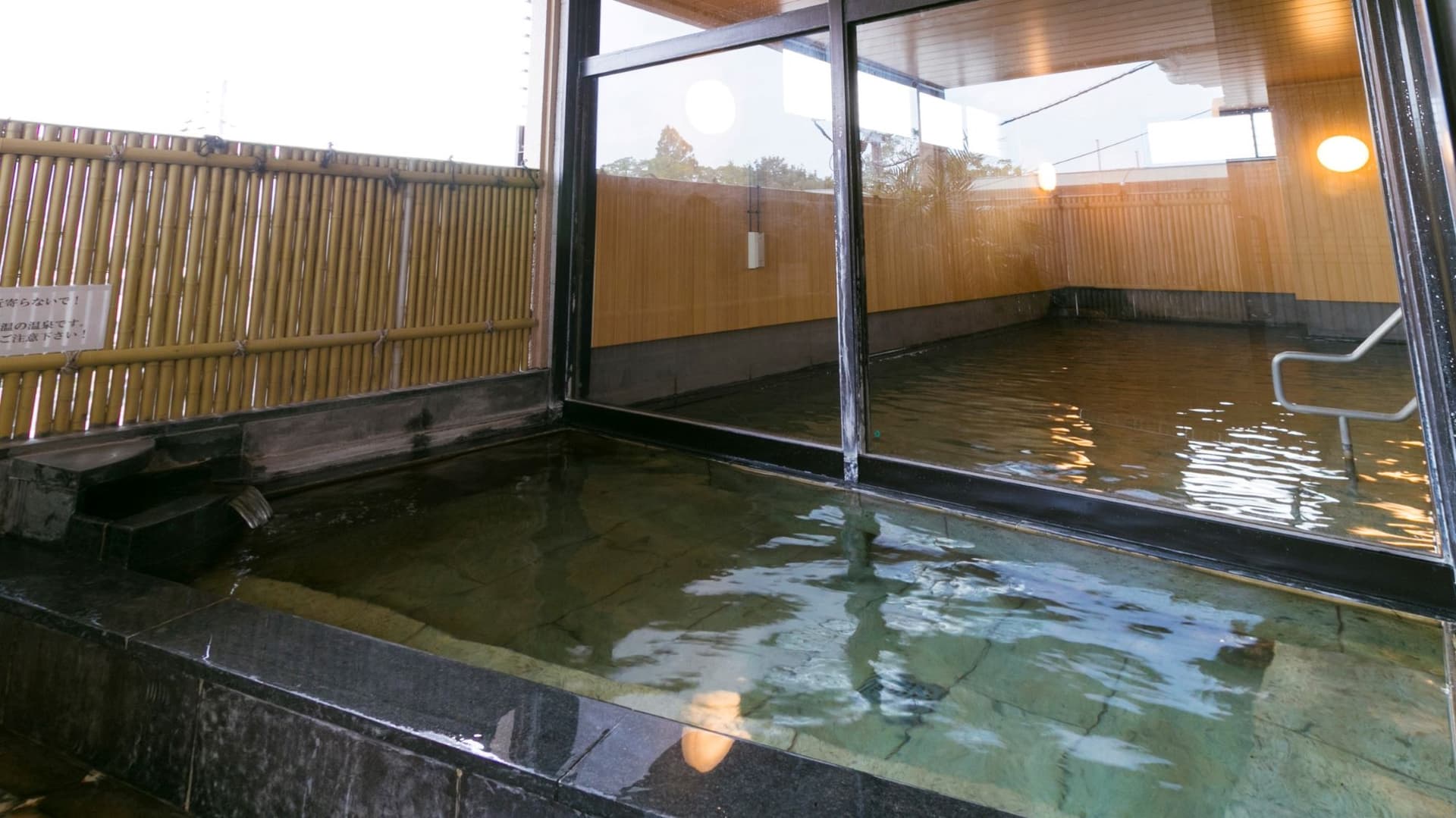 Open-air bath (men's bath) with a large communal bath