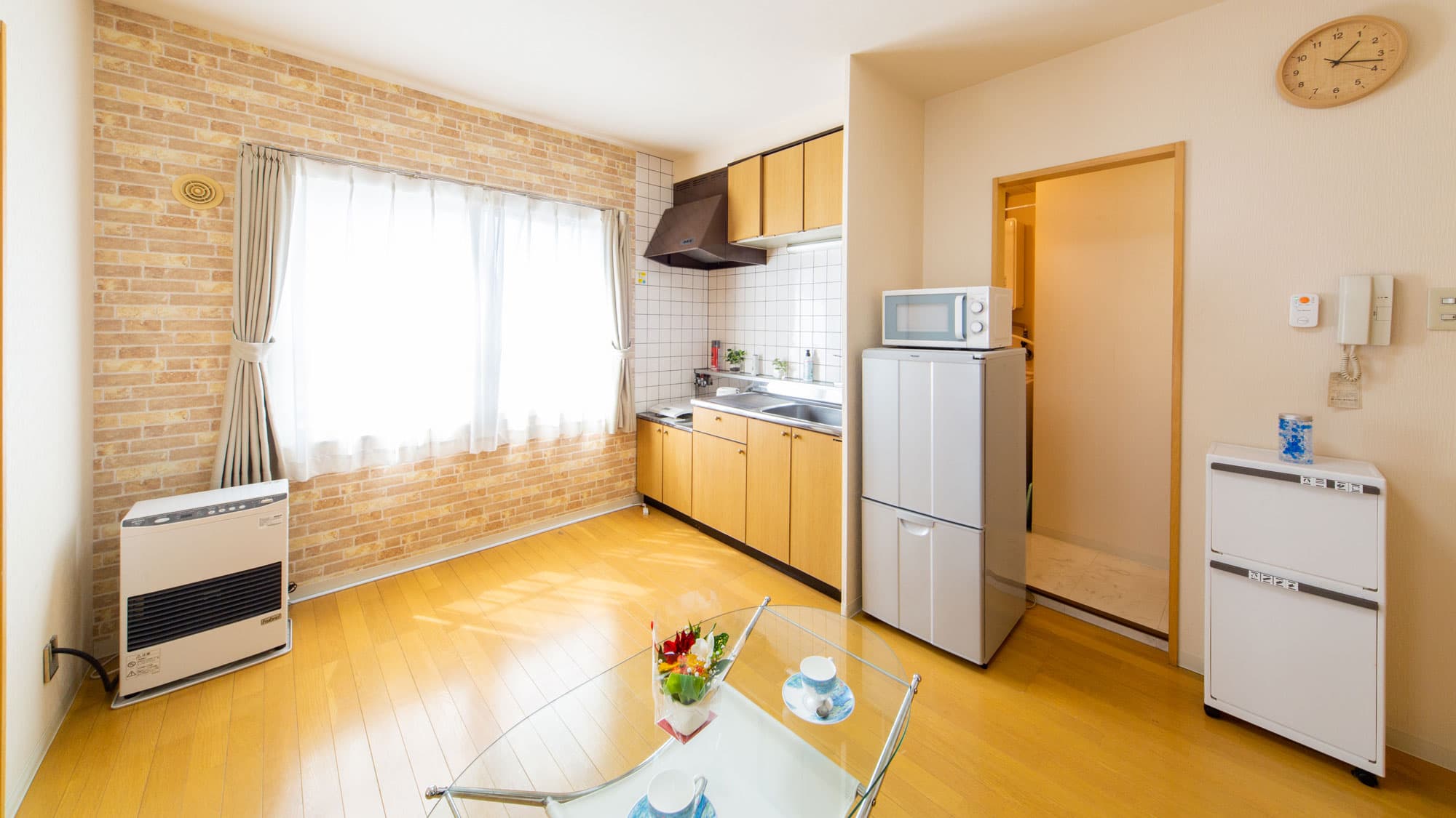 [Guest rooms] Kitchens are available, perfect for long-term stays! Tableware and microwaves are also provided.
