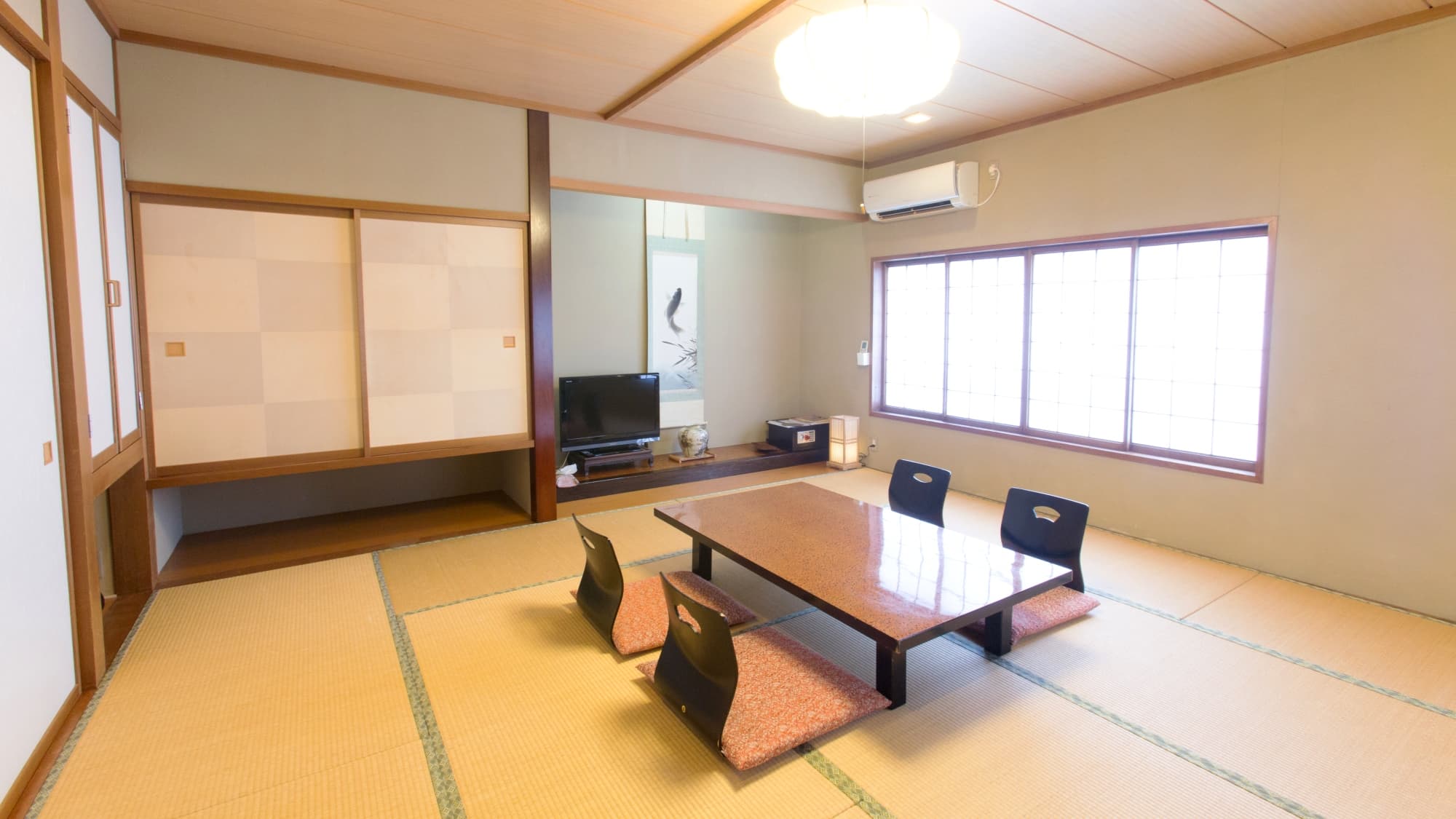 Japanese-style room: 9 to 11 tatami mats. All rooms are equipped with a toilet and washbasin with a cleaning machine.