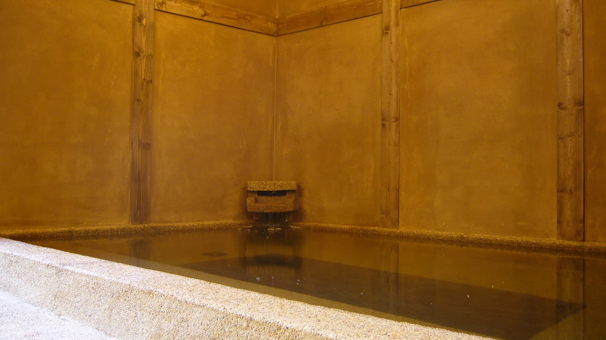 *Indoor bath/Enjoy a blissful moment of relaxation in the large bathtub.