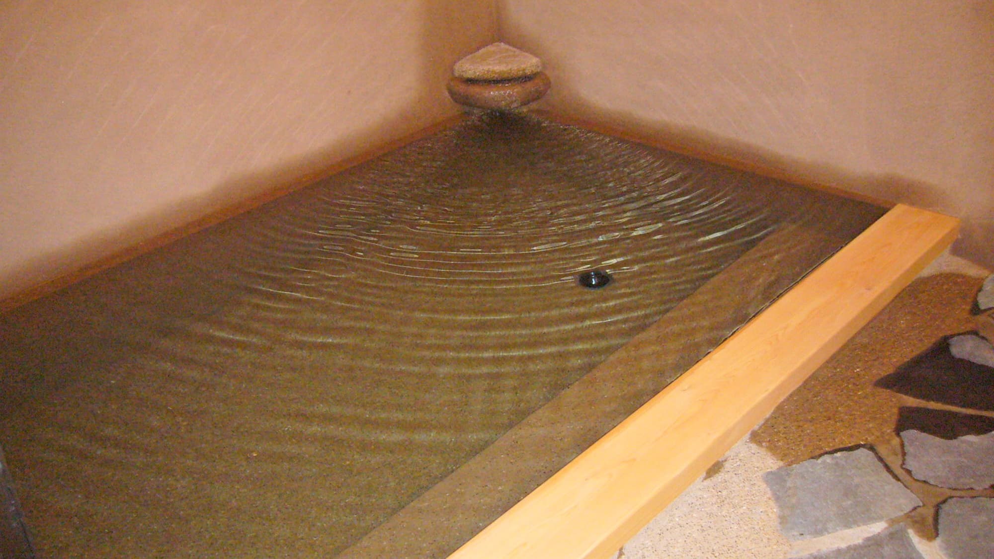 *Indoor bath/Enjoy a blissful moment of relaxation in the large bathtub.